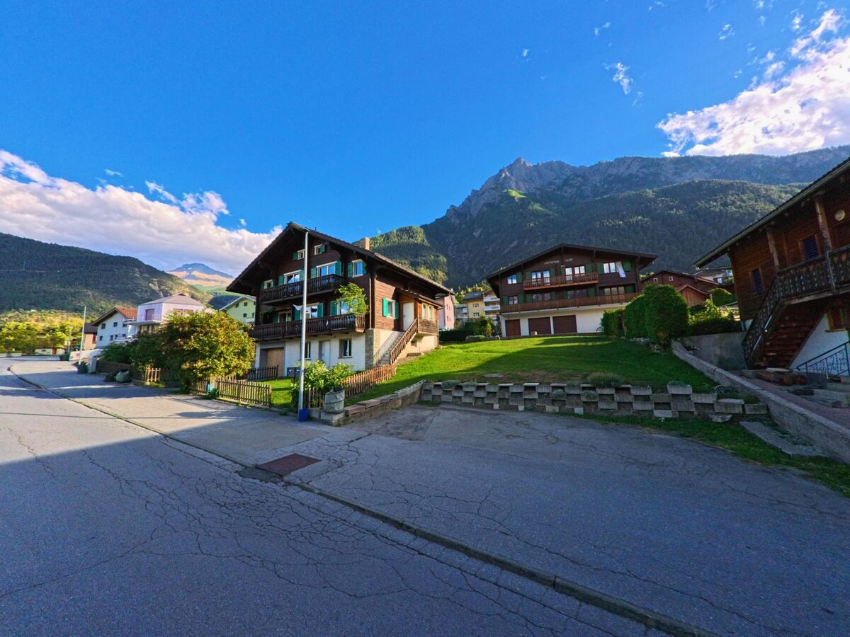Traditionelle Chalets mit Holzbalkonen praegen in Brig-Glis (3900, Kanton Wallis) das Ortsbild vor der Kulisse der umliegenden Berge.