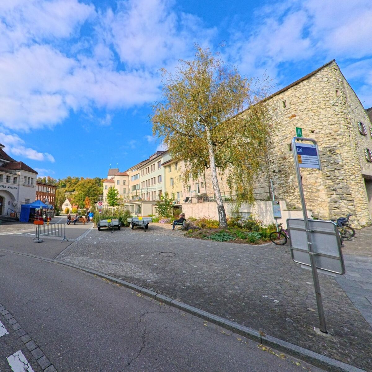 Vor dem Vindonissa-Museum in Brugg (5222, Kanton Aargau) öffnet sich ein Platz mit historischen Gebäuden und einer Steinmauer, die an die römische Vergangenheit erinnert.