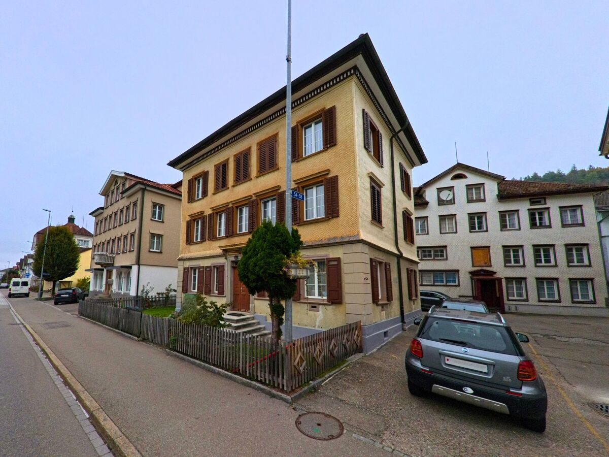 Eine ruhige Wohnstrasse mit Mehrfamilienhäusern prägt das Ortsbild von Bühler (9055, Kanton Appenzell Ausserrhoden).
