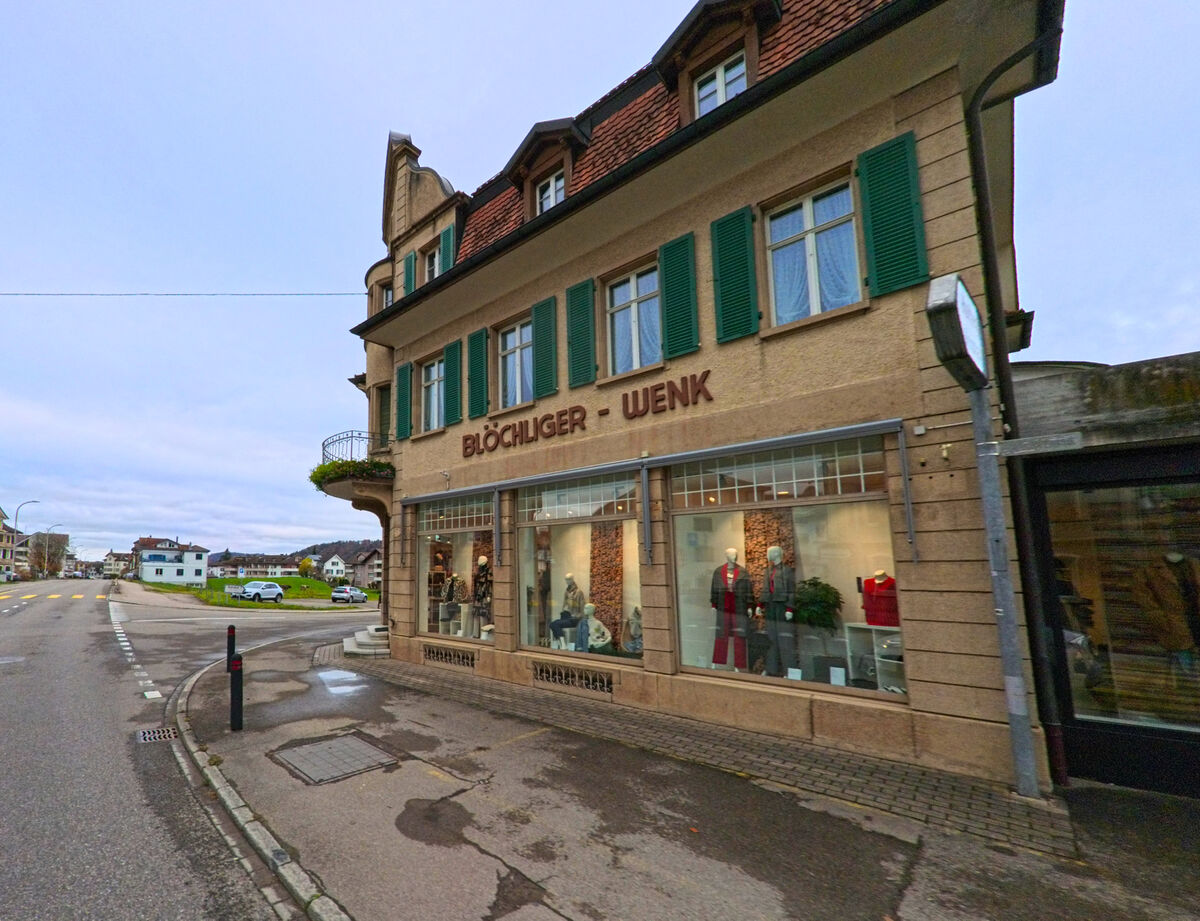 Ein traditionelles Geschaeftshaus mit Schaufenstern steht an der Hauptstrasse von Buetschwil-Ganterschwil (9606, Kanton St. Gallen).