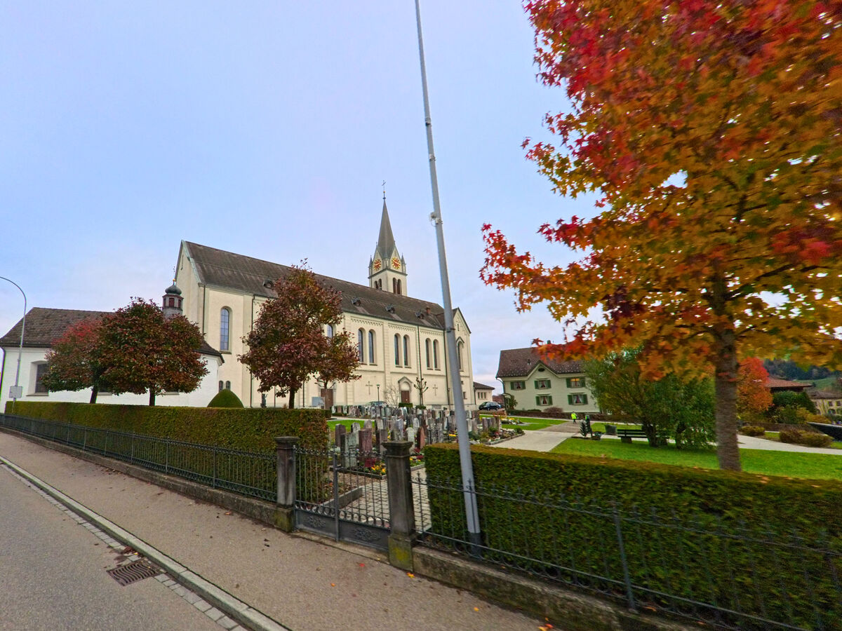 Eine Kirche mit gepflegtem Umfeld steht nahe der Strasse in Buetschwil-Ganterschwil (9606, Kanton St. Gallen) im Herbst.