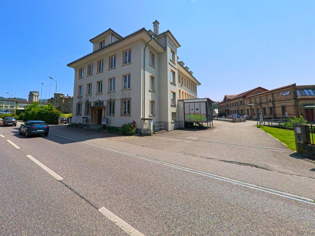Ein Verwaltungsgebäude mit dem Schriftzug 