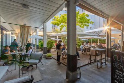 Im Businesshotel Forum Widnau AG in Widnau (9443, Kanton St. Gallen) geniessen Gaeste auf der modernen Terrasse mit Sonnenschirmen und Sitzbereichen eine gemuetliche Atmosphaere.