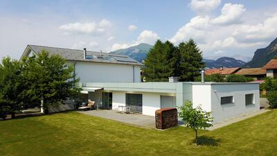 Das Calanda Bed & Breakfast in Igis (7206, Kanton Graubuenden) befindet sich in einem modernen Gebaeude mit grossem Garten und Blick auf die Berge.