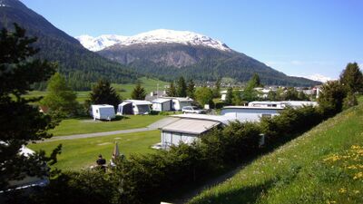 Der Campingplatz in Madulain (7523, Kanton Graubuenden) liegt idyllisch inmitten von Bergen und Wald mit Stellplaetzen fuer Wohnwagen und Zelten.