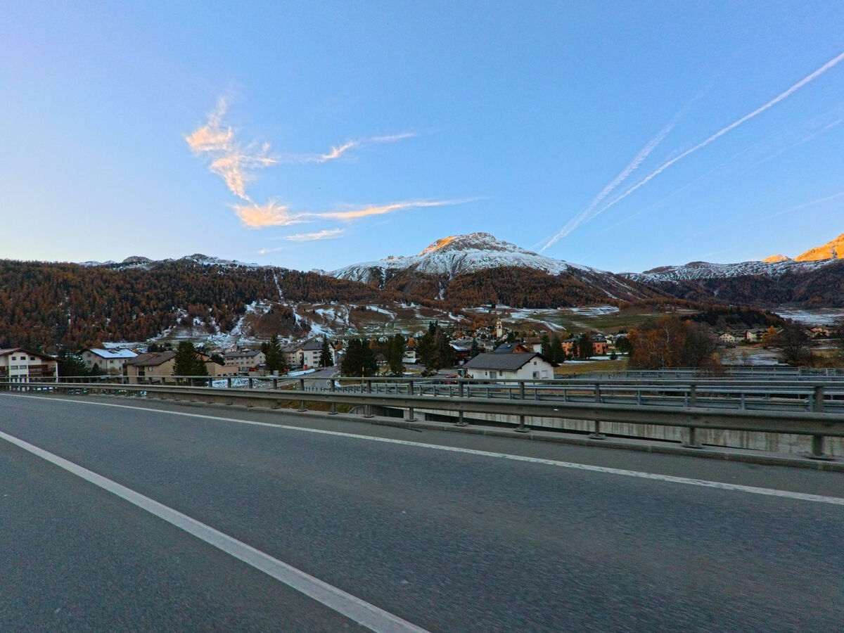 Eine weitere Bruecke quert die Strasse mit freiem Blick auf Berge bei Celerina/Schlarigna (7502, Kanton Graubünden).