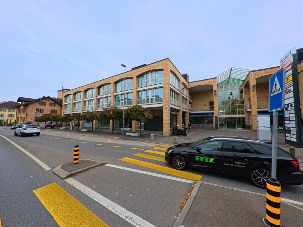 cham-6330-einkaufszentrum-eingang.jpg