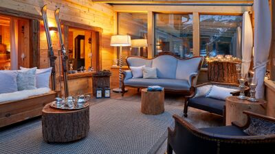 In La Punt-Chamues-ch (7522, Kanton Graubuenden) bietet die Chesa Staila eine gemuetliche Lounge mit Holzverkleidung, antiken Moebeln und winterlicher Dekoration.