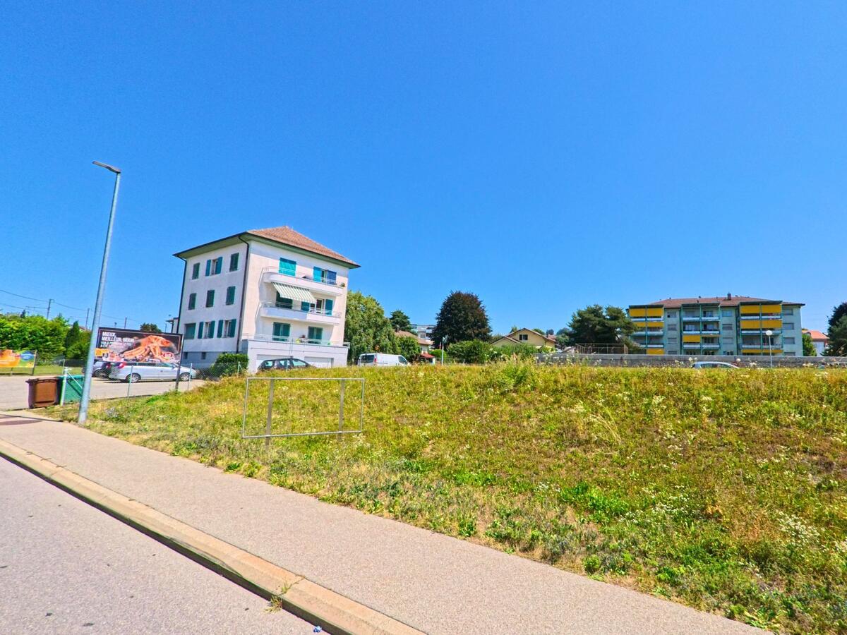 Am Rand einer Gruenflaeche in Cheseaux-sur-Lausanne (1033, Kanton Waadt) stehen Mehrfamilienhaeuser mit Balkonen, die das Wohngebiet praegen.