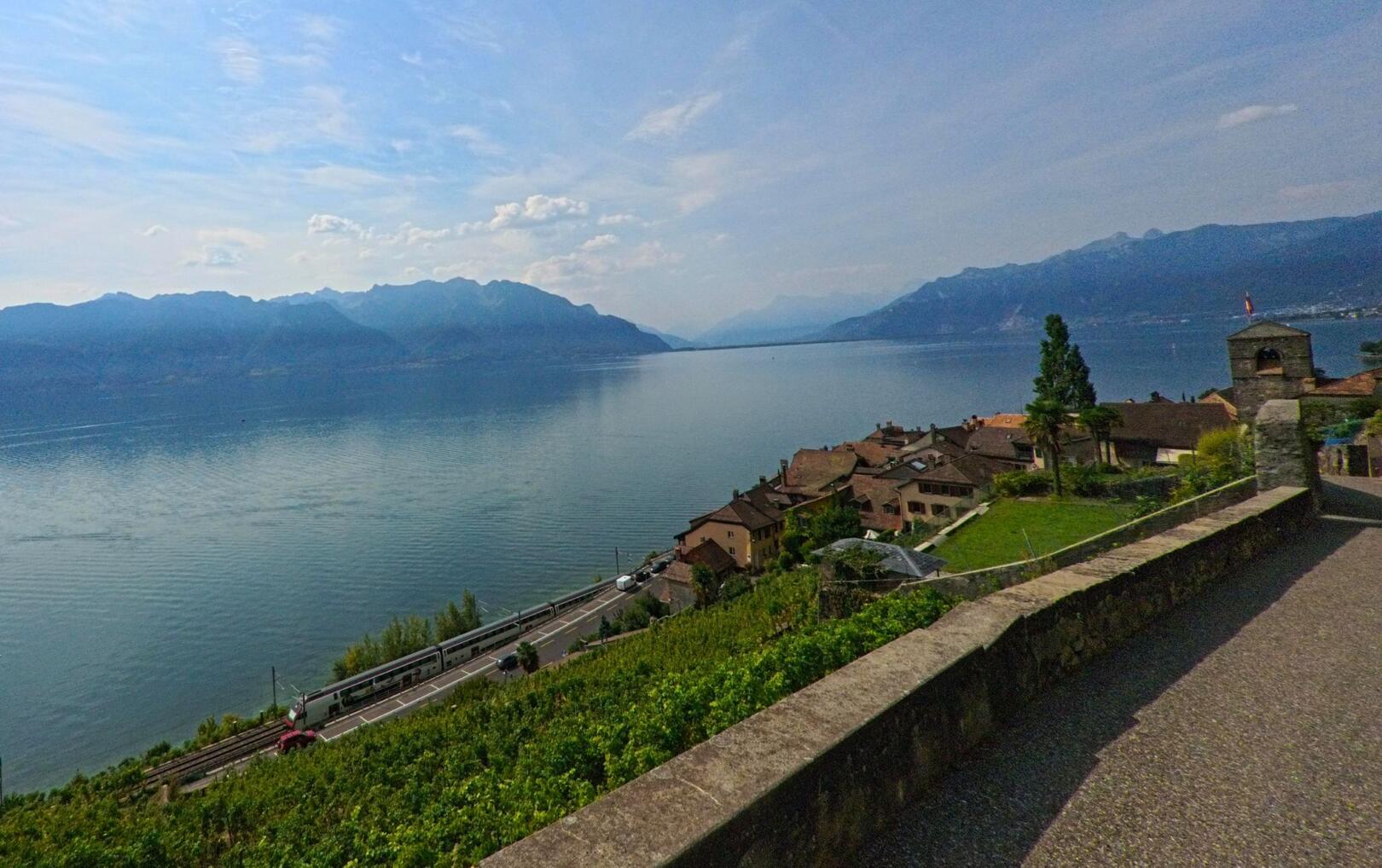 Von einem Aussichtspunkt in Chexbres (1071, Kanton Waadt) bietet sich ein weiter Blick über die Weinberge hinunter zum Genfersee und den dahinterliegenden Alpen.