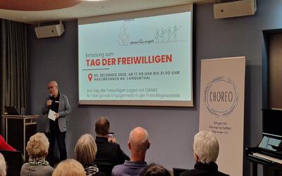 In Langenthal (4901, Kanton Bern) spricht ein Mann vor Publikum bei einer Veranstaltung zum Tag der Freiwilligen.