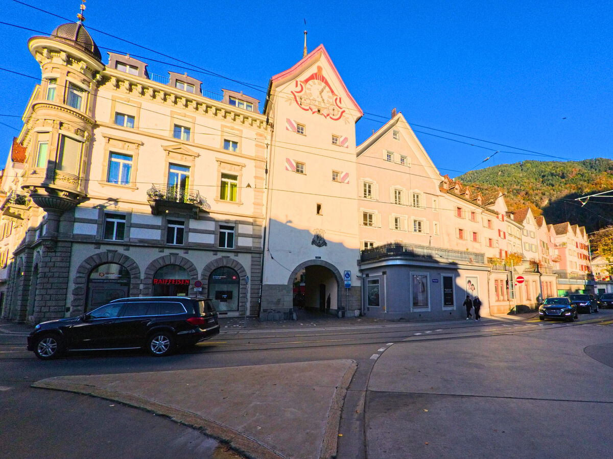 chur_7000_gebaeude_mit_uhrenturm_strassenecke.jpg