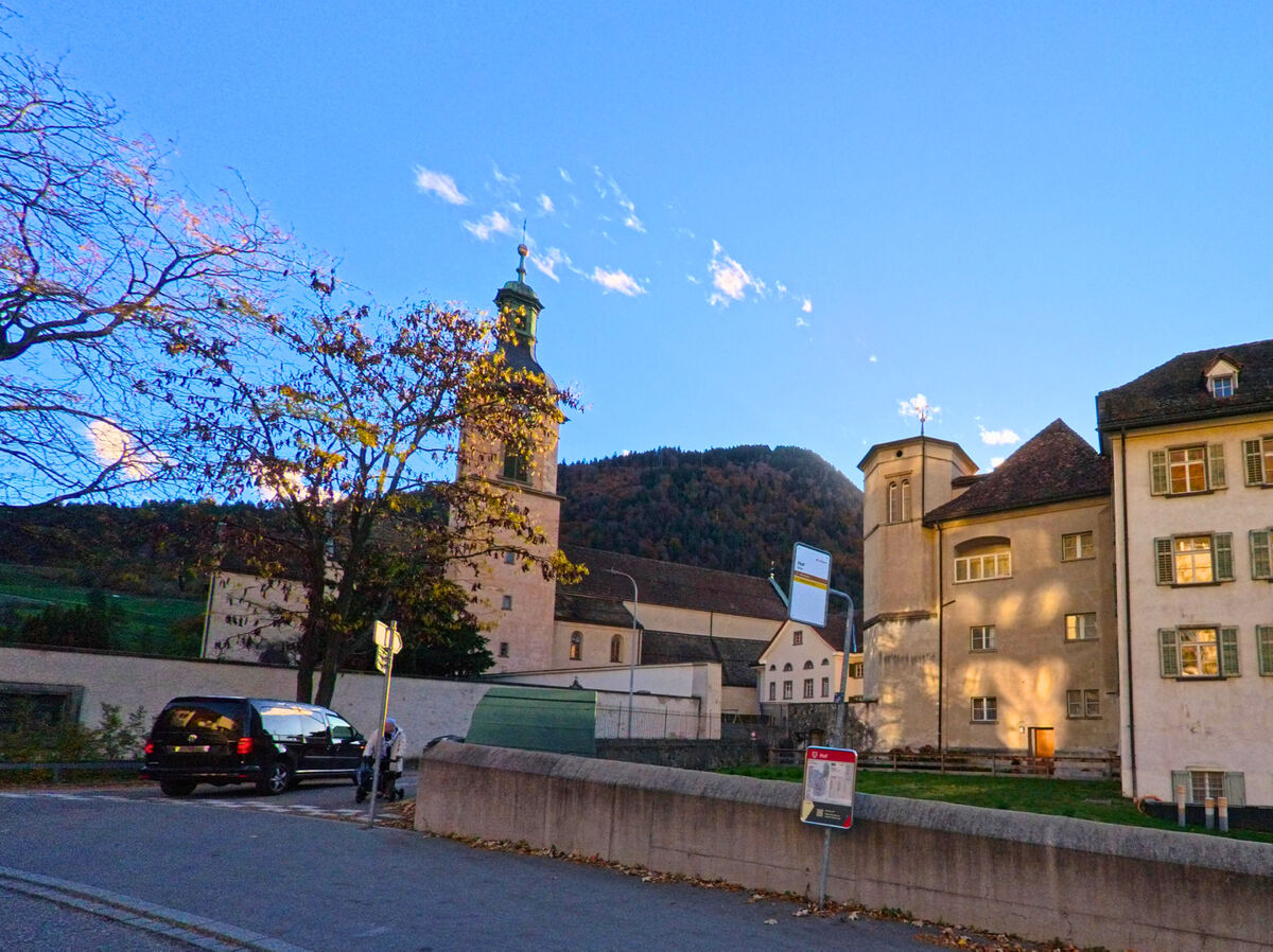 chur_7000_historisches_gebaeude_und_kirchturm.jpg