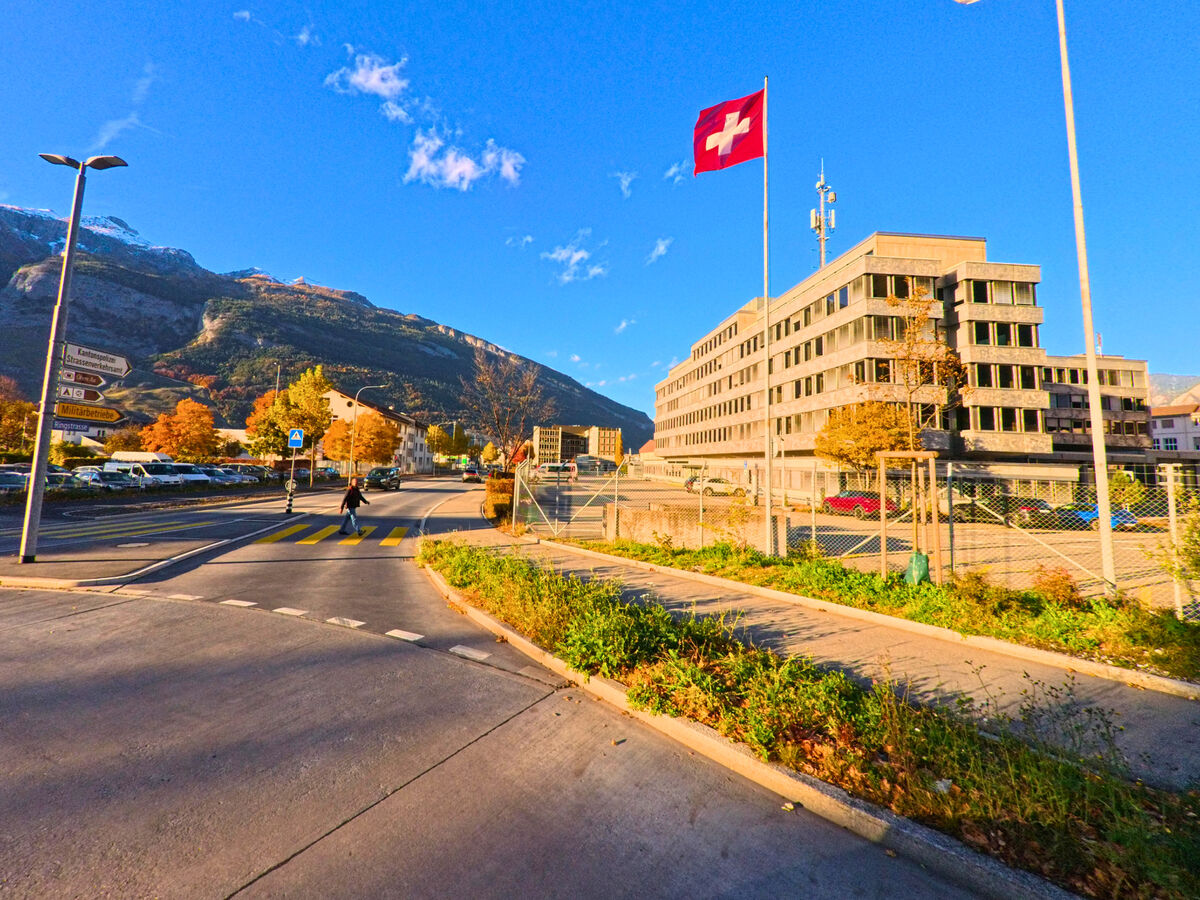 chur_7000_modernes_gebaeude_schweizer_flagge.jpg