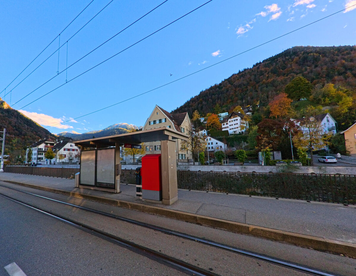Bei einer Tramhaltestelle entlang der Altstadt verlaufen Gleise durch Chur (7000, Kanton Graubünden).