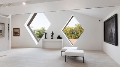 In Jussy (1254, Kanton Genf) zeigt die Collection du Crest einen modernen Ausstellungsraum mit grossen Diamantfenstern, Skulpturen und Gemaelden.