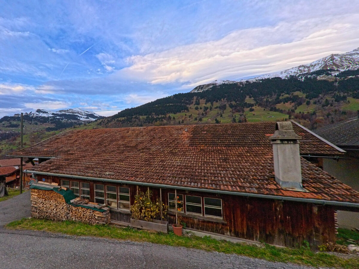 Ein langgezogenes Gebaeude mit Ziegeldach praegt das Ortsbild von Conters im Prättigau (7241, Kanton Graubünden).
