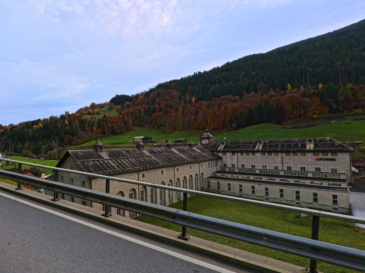 Eine Strasse mit Leitplanke fuehrt an Wohn- und Landwirtschaftsbauten vorbei durch Conters im Prättigau (7241, Kanton Graubünden).