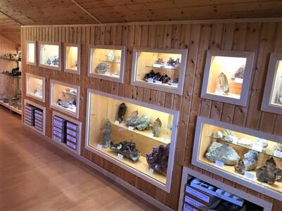 Im Crystallos – Schweizer Mineralien in Beatenberg (3803, Kanton Bern) sind verschiedene Kristalle und Mineralien in beleuchteten Holzvitrinen ausgestellt.