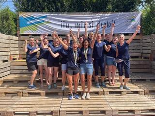 Eine Gruppe von Frauen steht gemeinsam auf einer Holztribuene und jubelt in Taeuffelen (2575, Kanton Bern) bei einem Vereinsanlass.