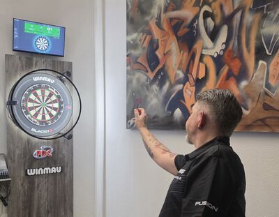 In Lichtensteig (9620, Kanton St.Gallen) wirft ein Spieler des Dartverein Lichtensteig einen Dartpfeil auf eine elektronische Zielscheibe.