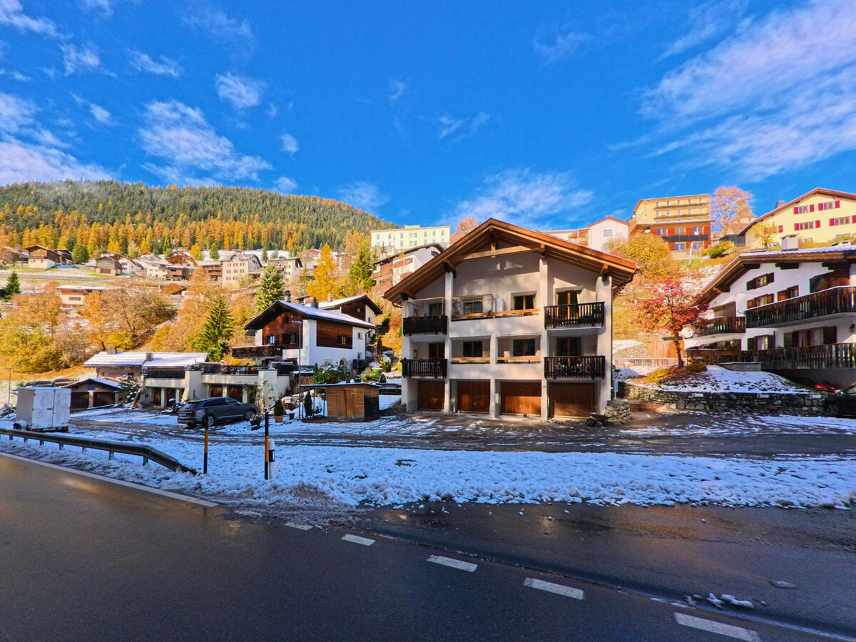 Ein Hangquartier mit traditionellen Wohnhaeusern liegt am Talrand von Davos (7494, Kanton Graubünden).