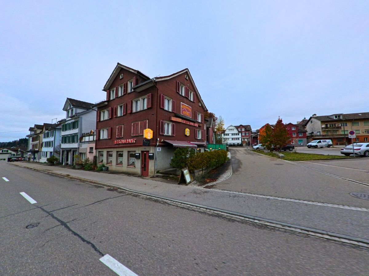 An einer Strassenkreuzung steht ein traditionelles Gebaeude mit Restaurant im gewachsenen Ortsbild von Degersheim (9113, Kanton St. Gallen).