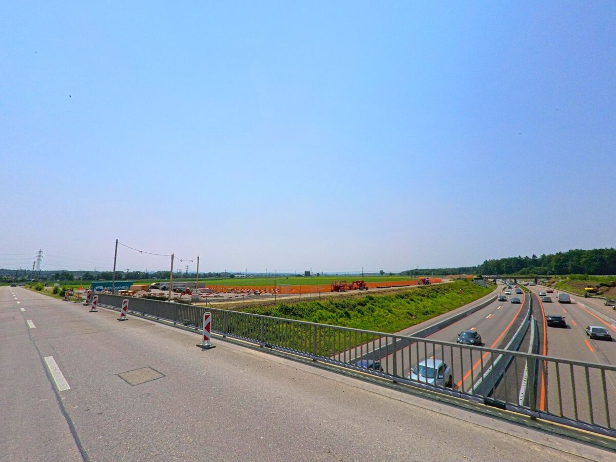 Auf einer Brücke in Deitingen (4543, Kanton Solothurn) bietet sich ein Blick auf die Autobahn mit laufenden Bauarbeiten und dichtem Verkehr.