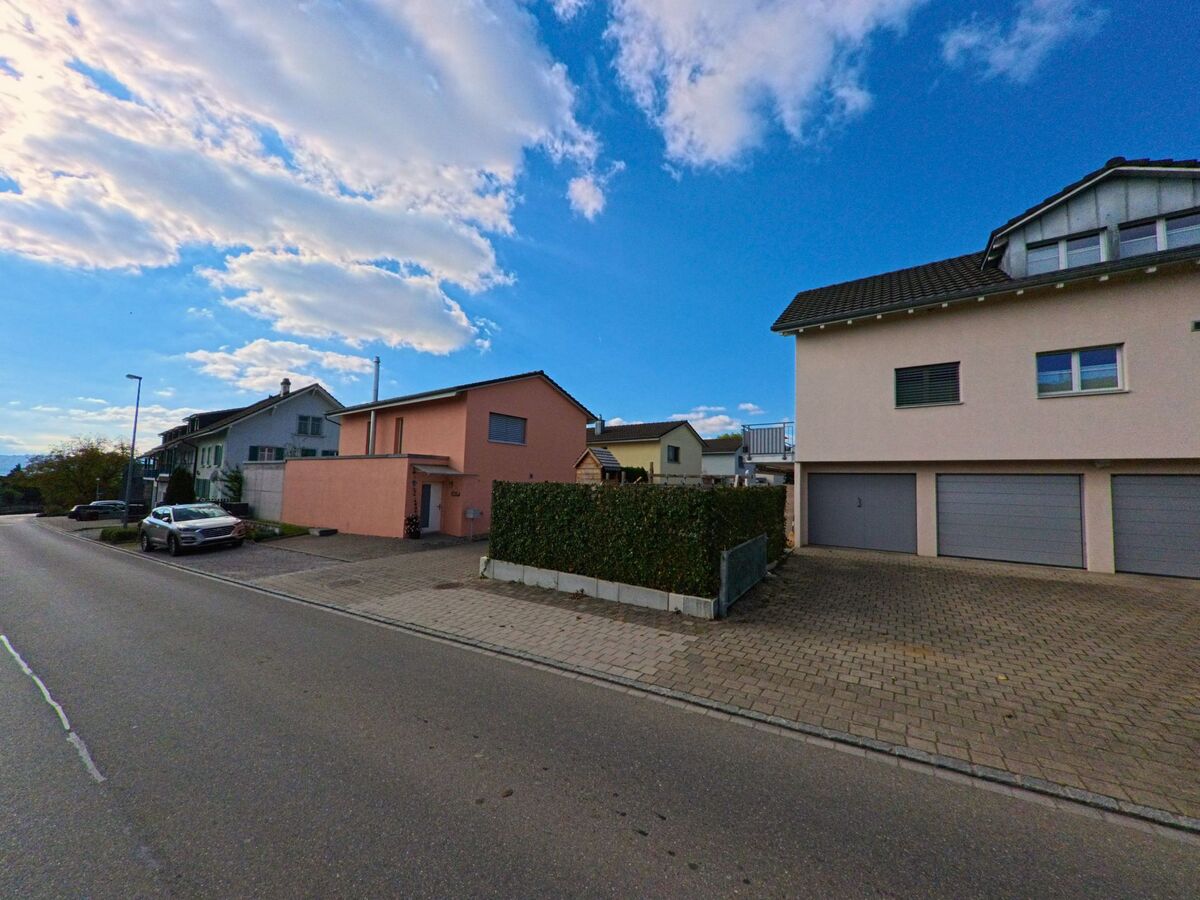 Zeitgemaesse Wohnbauten mit Garagen praegen ein ruhiges Wohngebiet in Doerflingen (8239, Kanton Schaffhausen).