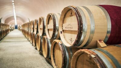 Im Weinkeller der Domaines Rouvinez in Sierre (3960, Kanton Wallis) reifen zahlreiche Holzfässer in langen, gewölbten Gängen unter konstanten Bedingungen.