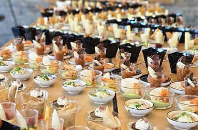In der Dorfwirtschaft in Rickenbach LU (6221, Kanton Luzern) stehen zahlreiche kleine Vorspeisen und Desserts auf einem Buffet aus Holz bereit.