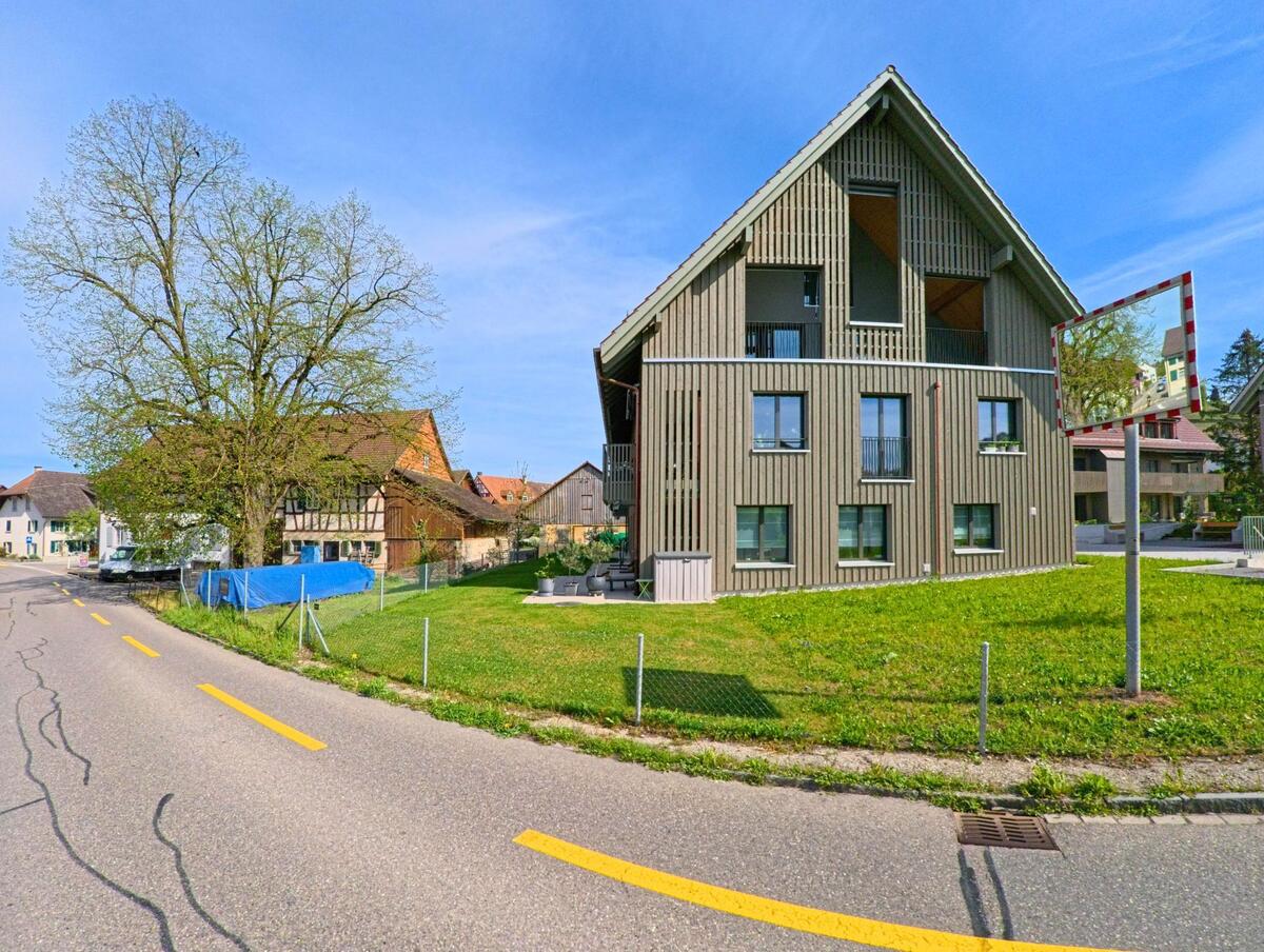 In [ORT], PLZ [PLZ], im [KANTON] trifft moderne Holzarchitektur auf traditionelle Fachwerkhäuser entlang einer ruhig gelegenen Quartierstrasse.