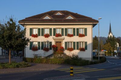 Das Dorfmuseum in Seon (5703, Kanton Aargau) befindet sich in einem historischen Gebäude mit grünen Fensterläden und roten Blumenkästen im Ortszentrum.