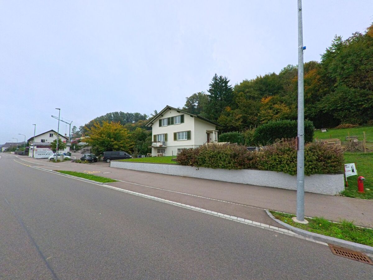 Ein freistehendes Einfamilienhaus mit Garten liegt an der Hauptstrasse am Waldrand von Eggenwil (5445, Kanton Aargau).