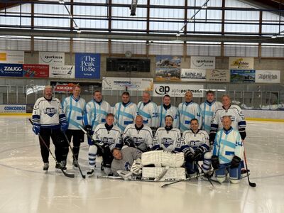 Auf dem Eisfeld in Duebendorf (8600, Kanton Zuerich) posiert der EHC Blau Weiss Duebendorf in zwei verschiedenen Trikotfarben als geschlossene Mannschaft fuer ein Gruppenfoto.