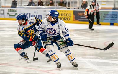 Zwei Eishockeyspieler kaempfen in Bülach 8180 im Kanton Zurich waehrend eines Meisterschaftsspiels auf der Eisflaeche um die bessere Position.
