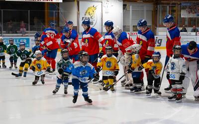 Kinder und Erwachsene des EHC Dübendorf stehen in Dübendorf 8600 im Kanton Zurich gemeinsam auf der Eisflaeche waehrend eines Vereinsanlasses im Eishockeystadion.