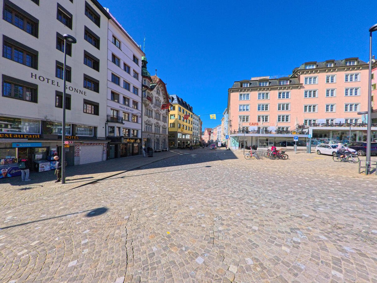 Auf dem gepflasterten Platz mit umgebenden Gebäuden zeigt sich das Zentrum von Einsiedeln (8840, Kanton Schwyz).