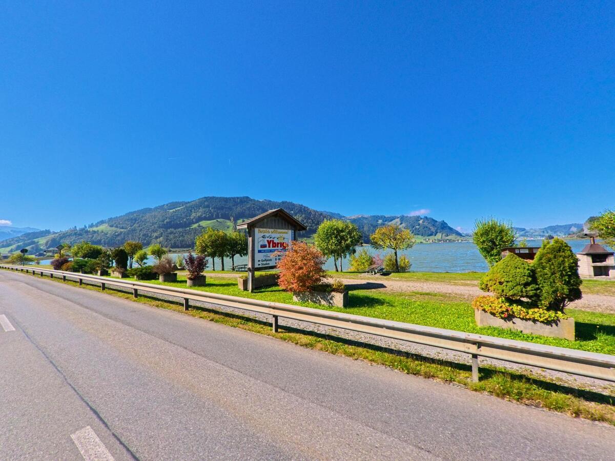 Von einer Strasse aus öffnet sich der Blick auf Landschaft und See bei Einsiedeln (8840, Kanton Schwyz).