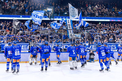 Die Spieler des Eissportvereins Zug feiern vor den Fans in der Eishalle in Zug (6303, Kanton Zug) einen gemeinsamen Sieg nach dem Spiel.