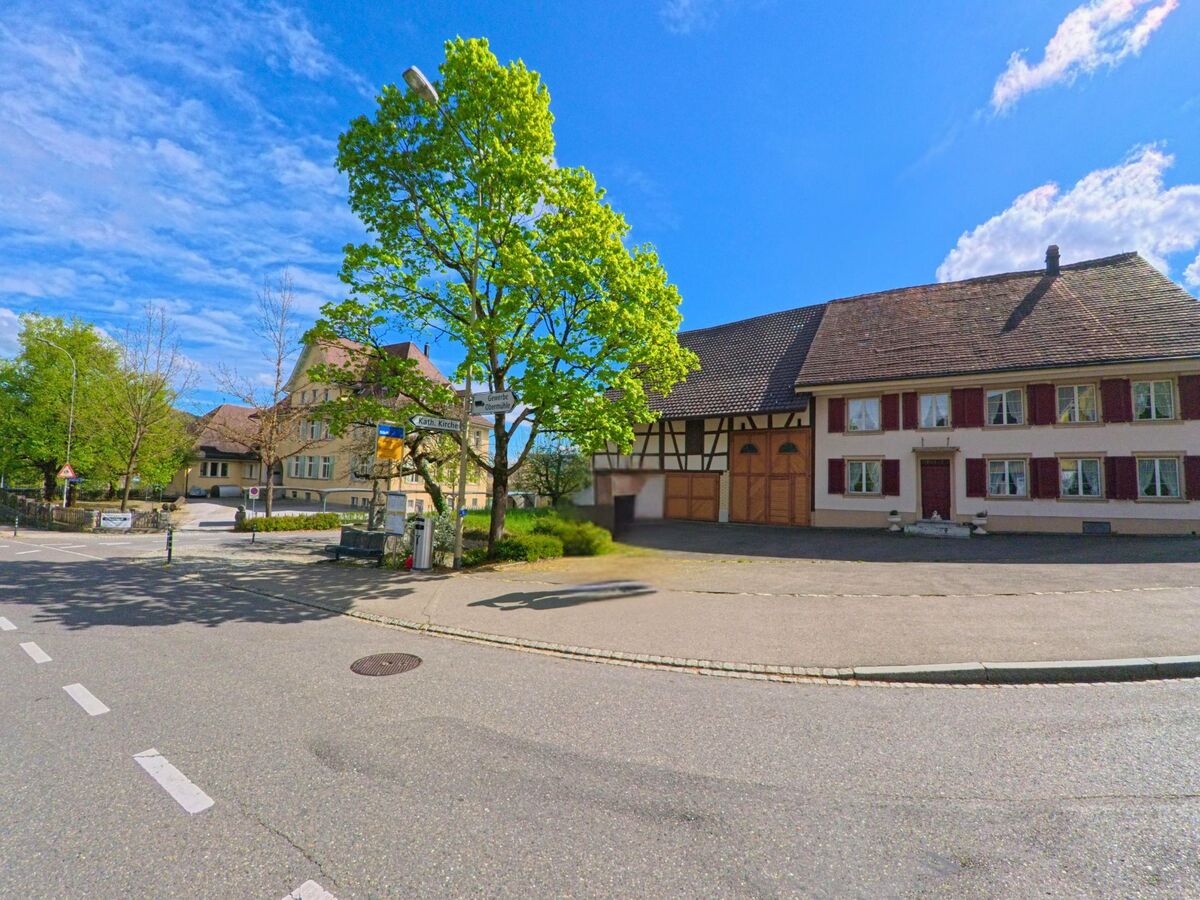 Im Zentrum von Elgg, PLZ 8353 im Kanton Zürich, stehen historische Gebäude mit Fachwerkelementen an einer Strassenecke nahe der Gemeindeverwaltung.