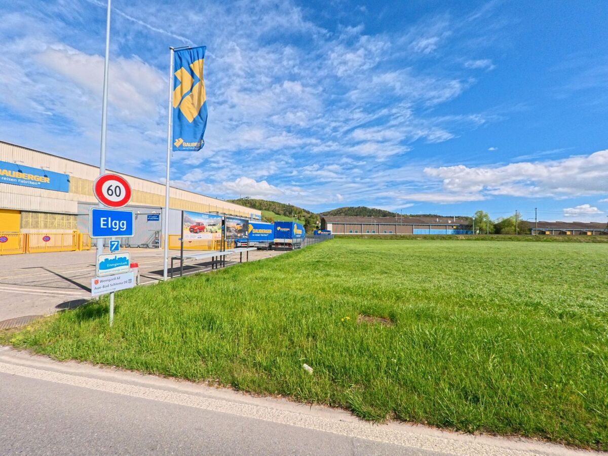 Am Ortseingang von Elgg, PLZ 8353 im Kanton Zürich, markieren ein Fabrikgebäude und ein Ortsschild die Grenze zum Industriegebiet der Gemeinde.