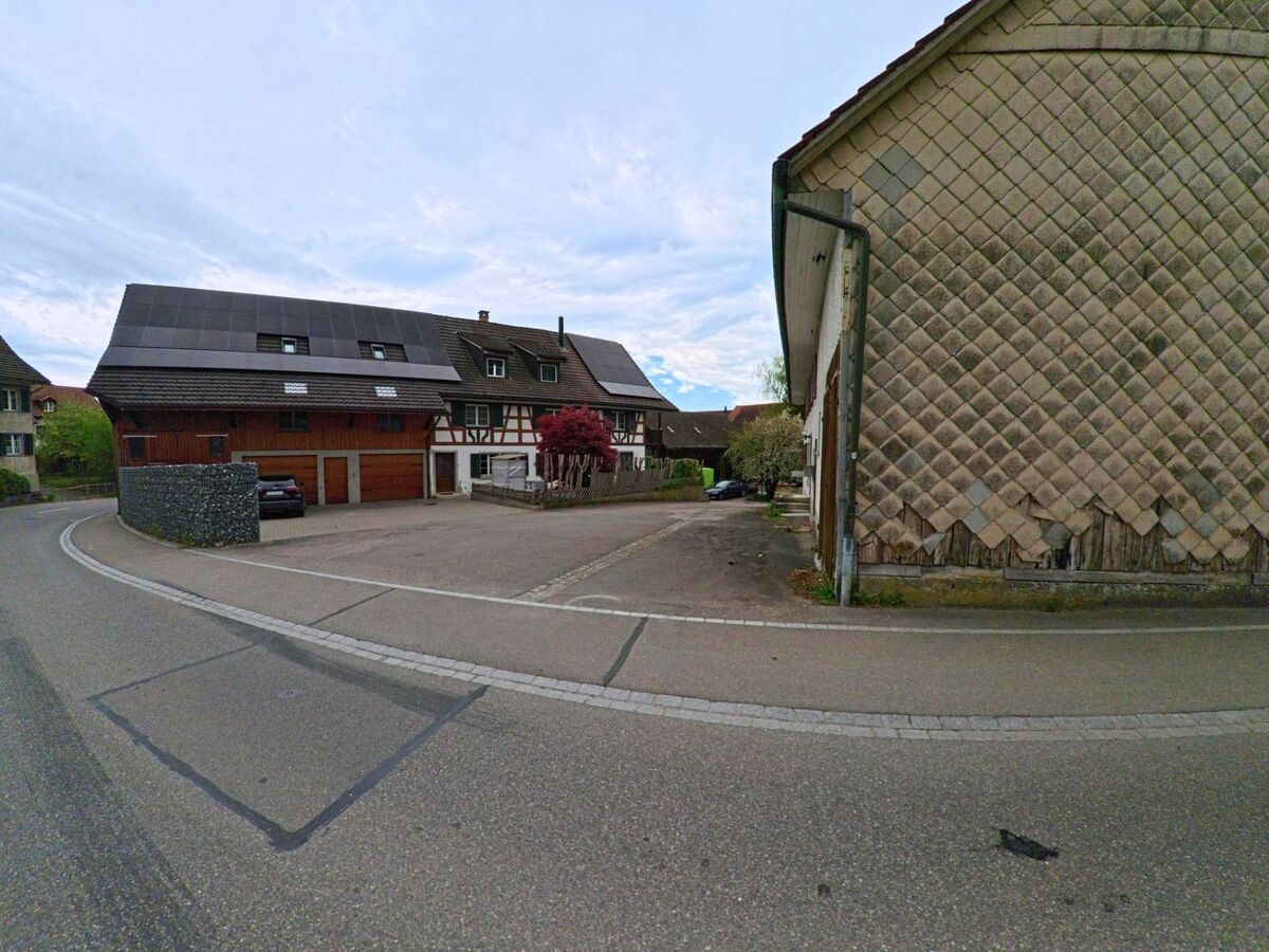 Ein traditionelles Fachwerkhaus mit modernen Solarpanels auf dem Dach steht in Ellikon an der Thur, PLZ 8548 im Kanton Zürich, an einer ruhigen Quartierstrasse.