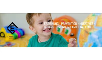 In Therwil (4106, Kanton Basel-Landschaft) laechelt ein kleines Kind beim Spielen mit buntem Spielzeug, waehrend Hinweise zur Elternbildung im Hintergrund sichtbar sind.