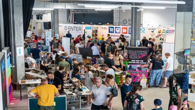 In der Enter Technikwelt in Derendingen (4552, Kanton Solothurn) besuchen zahlreiche Gäste eine Messe mit Ständen zu Elektronik, Bastelprojekten und Cosplay.