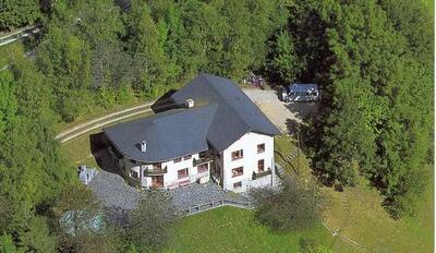 In Rueschlikon (8803, Kanton Zuerich) steht ein grosszuegig gelegenes Haus des Ferienkolonievereins Rueschlikon am Waldrand, umgeben von Wiesen und dichtem Gruen.