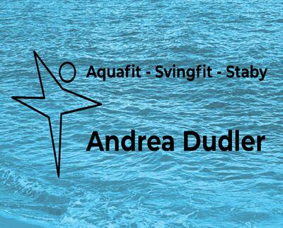 Auf einer Wasseroberflaeche steht in Ermatingen (8272, Kanton Thurgau) der Schriftzug Aquafit Svingfit Staby sowie der Name Andrea Dudler.