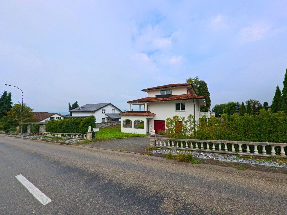 Ein Einfamilienhaus mit rotem Dach und gepflegtem Garten steht an einer ruhigen Strasse in Fahrwangen (5615, Kanton Aargau).