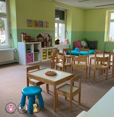Ein heller Spielraum des familien forum Rhynegg ist in Rheineck (9424) im Kanton St. Gallen mit kleinen Tischen, Stuehlen und Spielzeug eingerichtet.