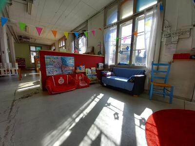 In Kirchberg (3422, Kanton Bern) ist ein heller Raum mit Kindermöbeln, Spielsachen und bunten Girlanden für Familien und Kinder eingerichtet.